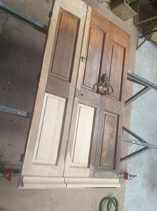 Porte en cours de restauration